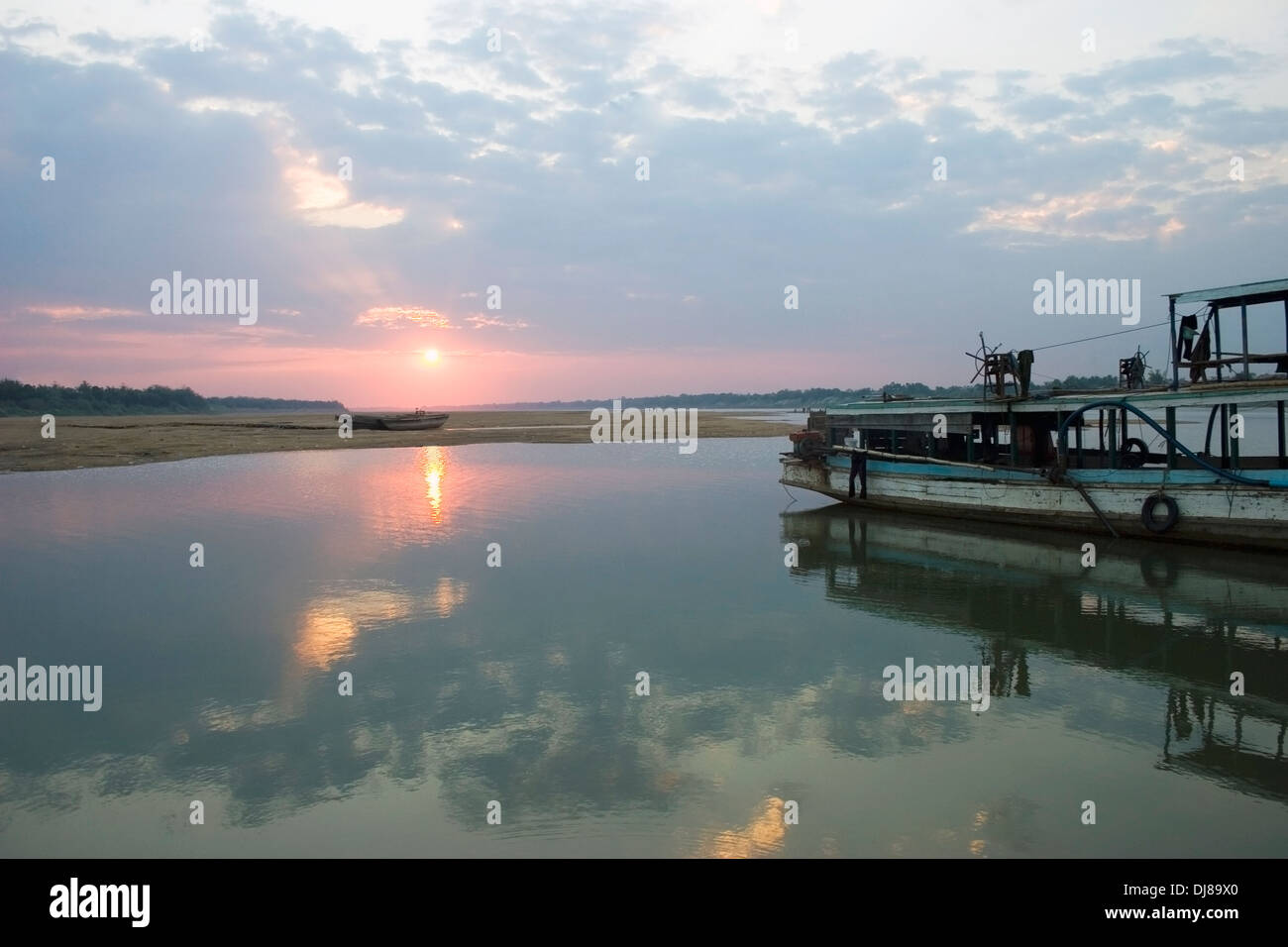 Un coucher de soleil se reflète sur l'eau du Mékong près de Kampong Cham, au Cambodge. Banque D'Images