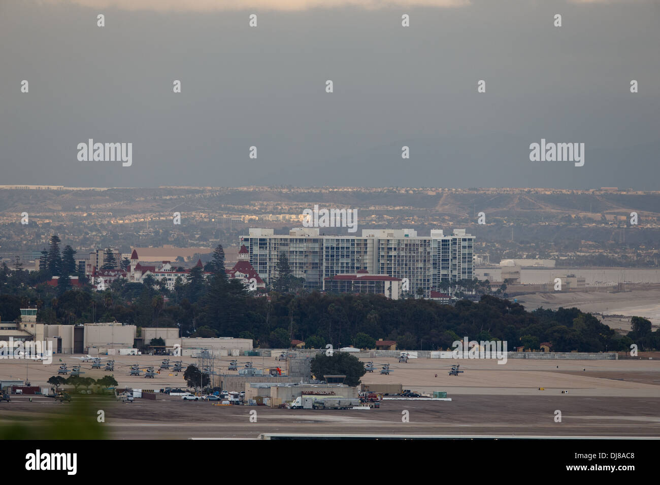 Vue de l'Île du Nord Naval Air Station, l'hôtel del Coronado, et les collines de Tijuana, au Mexique comme vu à partir de San Diego, en Californie. Banque D'Images