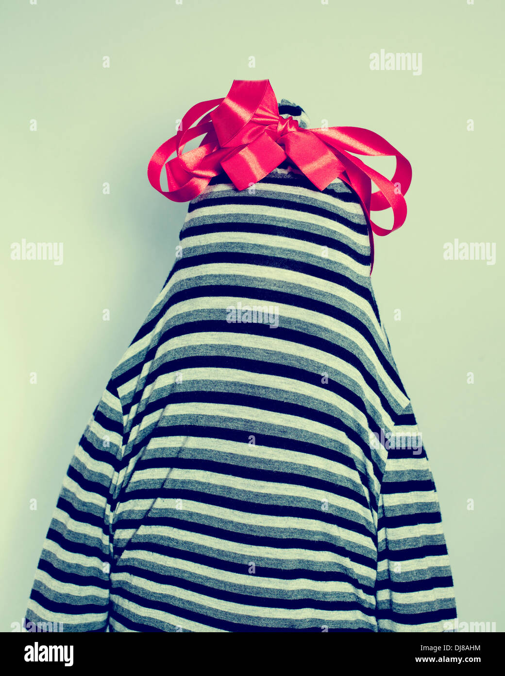 Robe rayée avec un arc sur la tête. Banque D'Images
