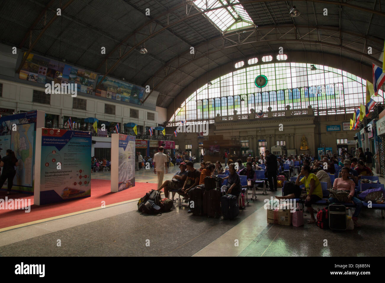 La gare de Hualamphong connue officiellement sous le nom de la gare de Bangkok en anglais est la gare principale de Bangkok Banque D'Images