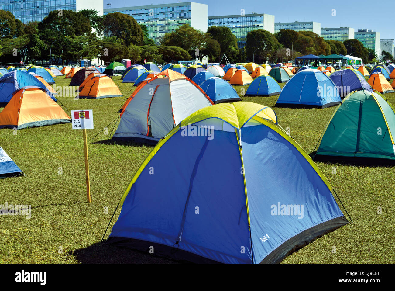 Brésil, Brasilia : Tentes de mouvement de protestation "Acampamento Uniao' à un champ vert en face du Congrès National Banque D'Images