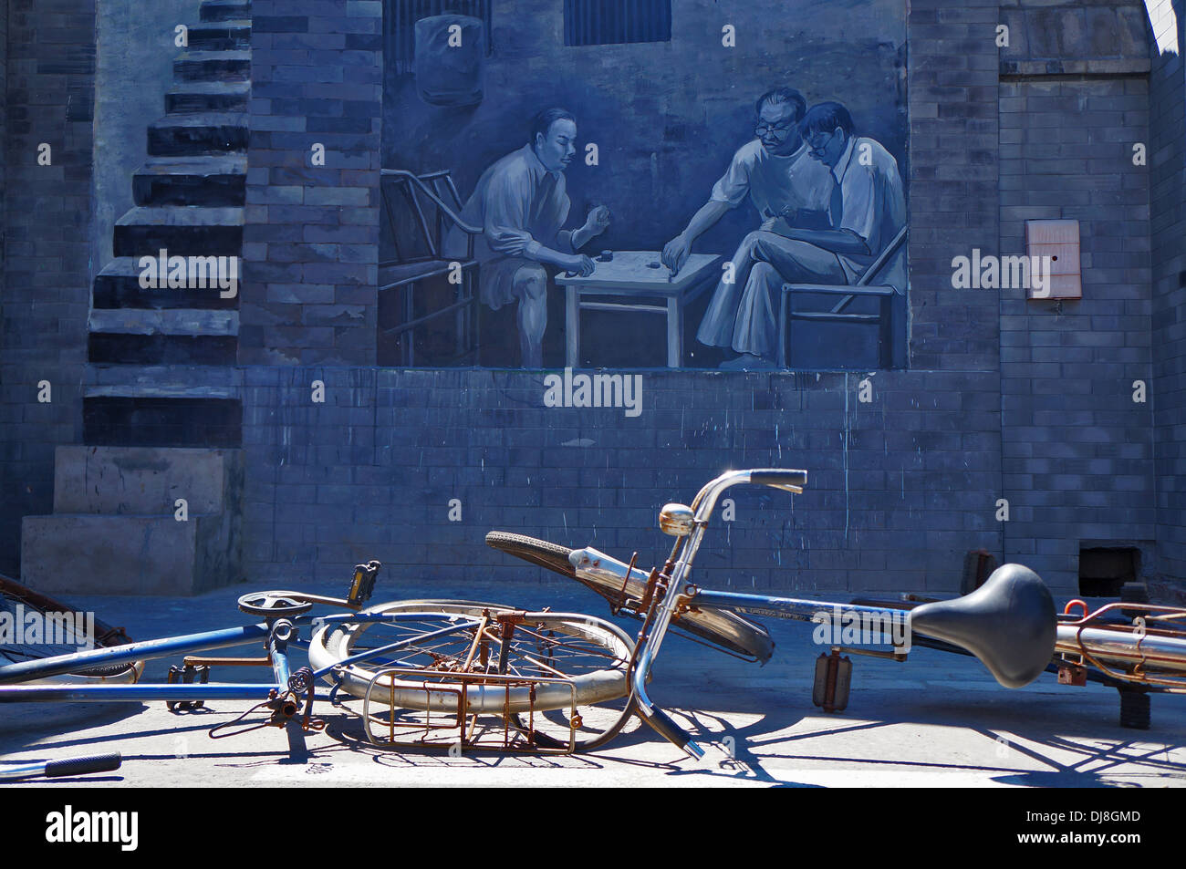 En face de certaines bicyclettes street art dans un hutong de Beijing, Chine Banque D'Images