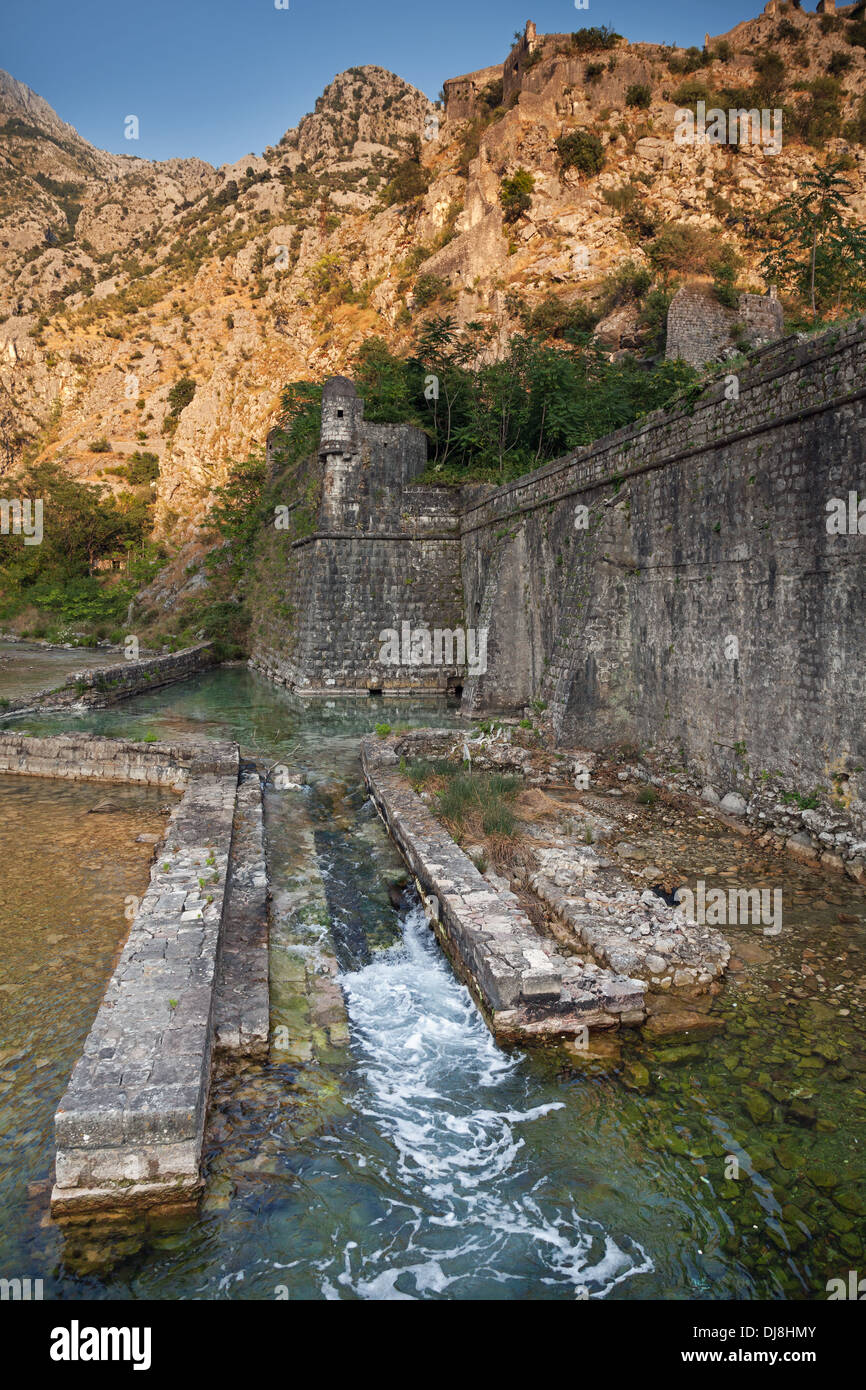 Ancienne forteresse de pierre de l'ancienne ville de Kotor, Monténégro Banque D'Images