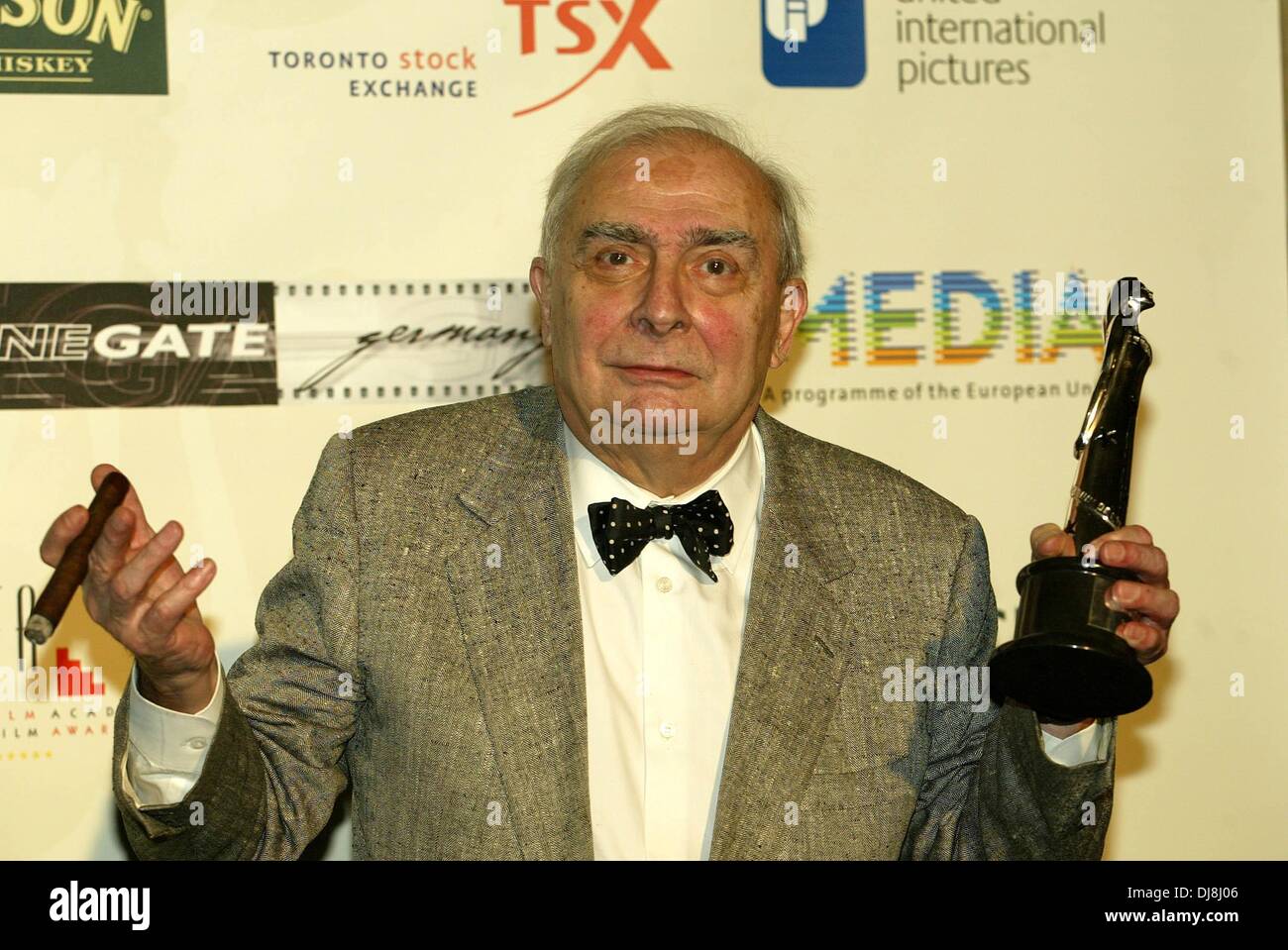 Claude Chabrol avec son prix au cours de l'European Film Award 2003 à Berlin Banque D'Images