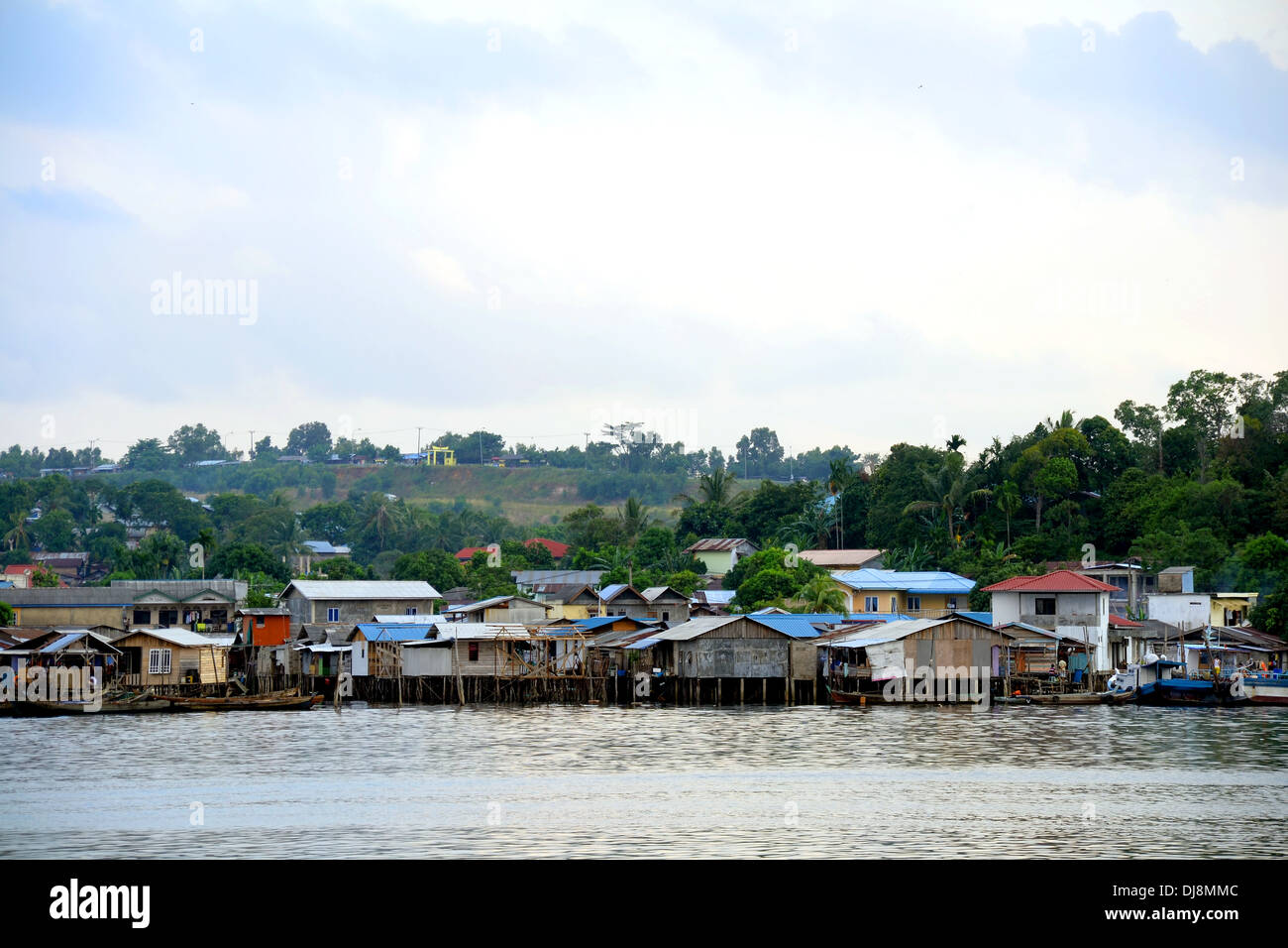 Villages des bidonvilles au-dessus de la mer à Batam, Indonésie Banque D'Images