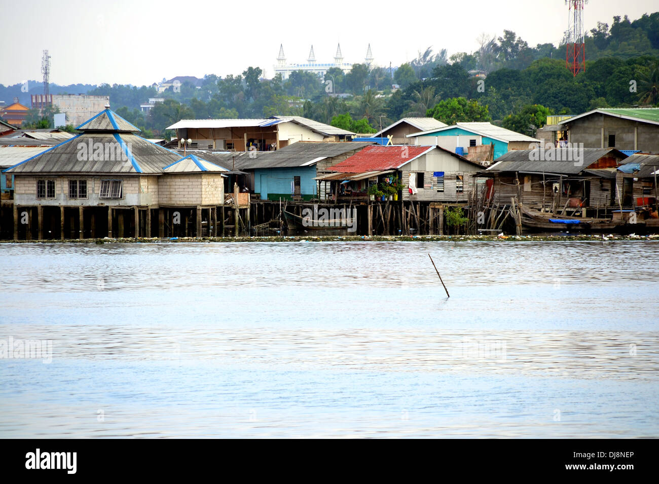 Villages des bidonvilles au-dessus de la mer à Batam, Indonésie Banque D'Images