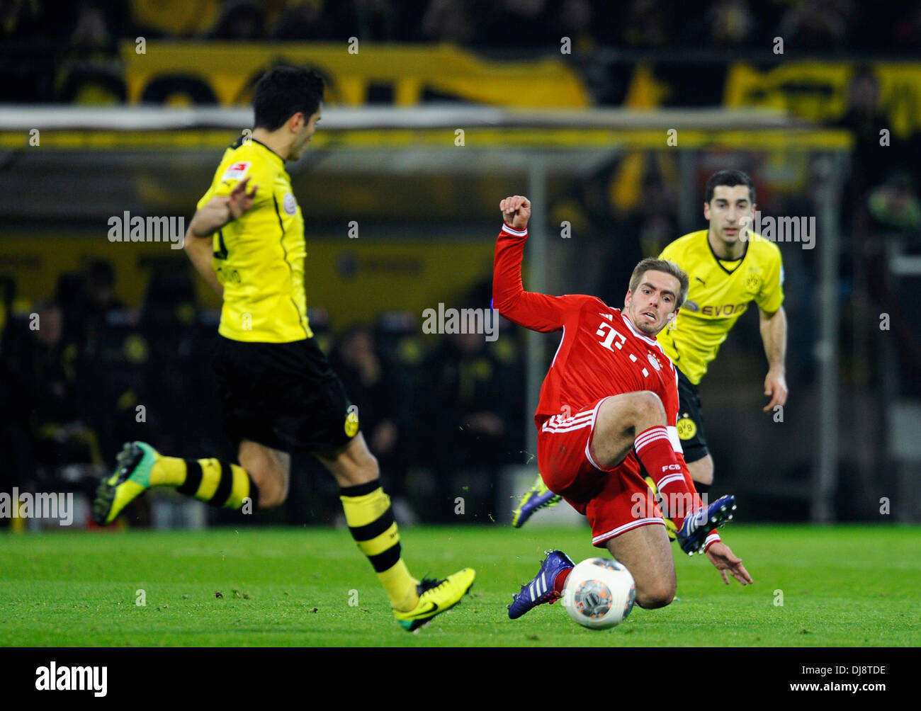Dortmund, Allemagne 23 novembre 2013, Bundesliga allemande 2013/14 journée 13 Saison, Borussia Dortmund (BVB) et FC Bayern Munich (Munich, Munchen, FCB) 3:0 --- Philipp Lahm (Bayern Munich) contre Nuri Sahin (BVB, à gauche), derrière : Robert Lewandowski (BVB) Banque D'Images