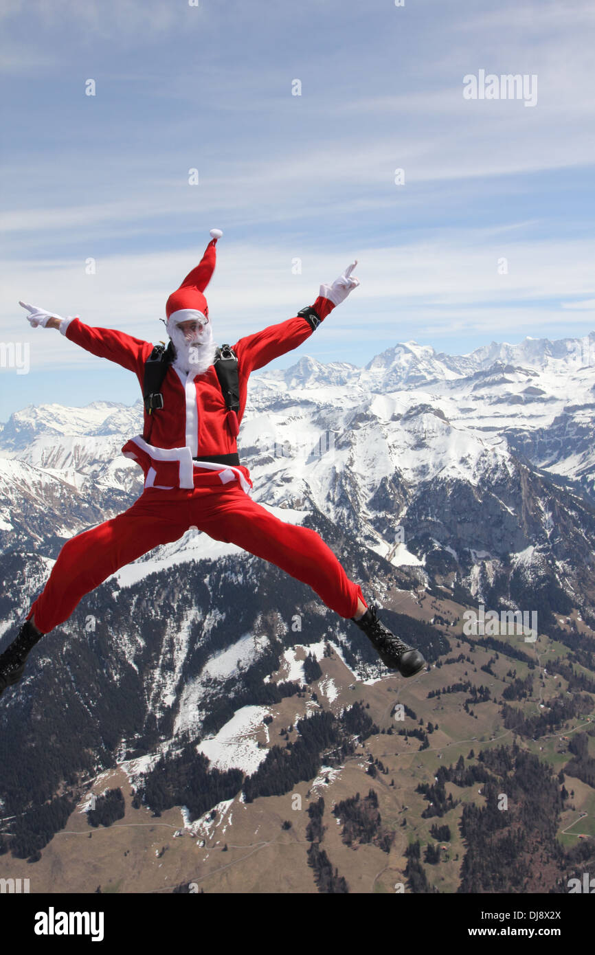 Ce Parachutiste Dans Un Costume De Pere Noel Est La Chute Libre Dans Une Drole De Position Sur Une Zone De Montagne Blanche Avec Plus De 1 Mph Photo Stock Alamy Ce Parachutiste Dans Un Costume De Pere Noel Est La Chute Libre Dans Une Drole De Position Sur Une Zone De Montagne Blanche Avec Plus De 1 Mph Photo Stock Alamy