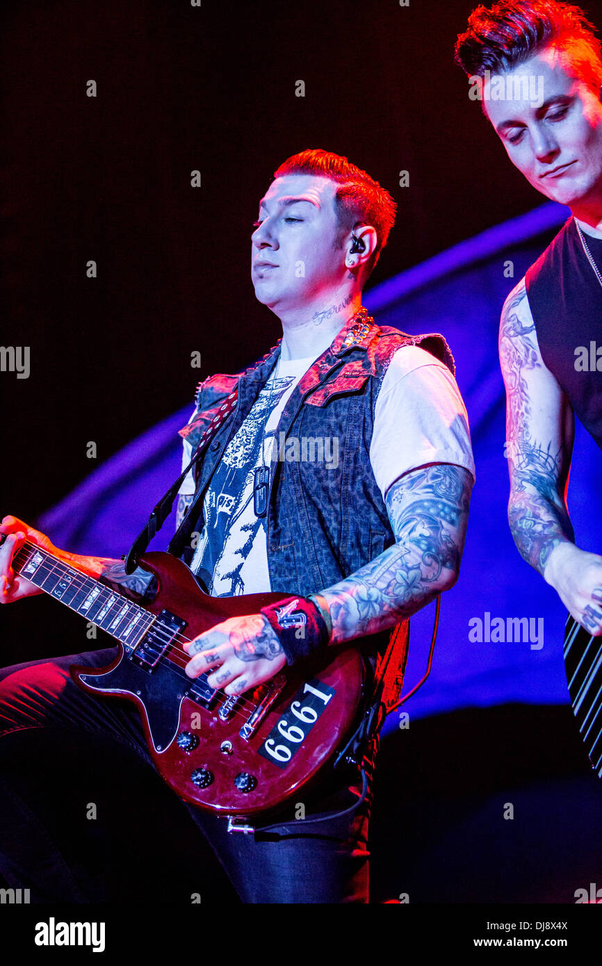 Milan Assago Italie. 23 novembre 2013. Le groupe de rock américain AVENGED SEVENFOLD effectue live au Mediolanum Forum Crédit : Rodolfo Sassano/Alamy Live News Banque D'Images