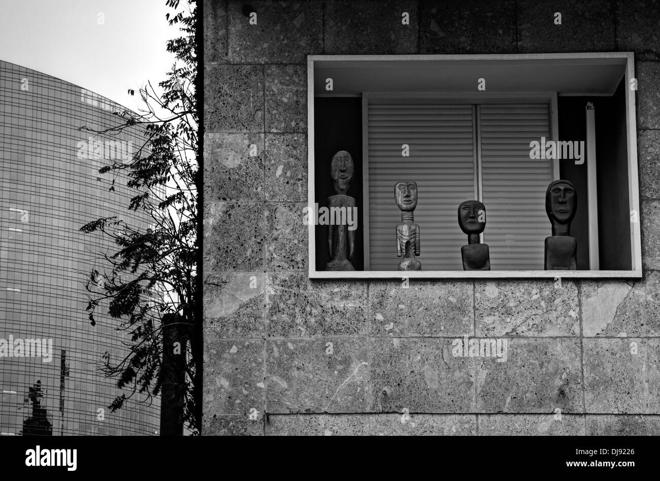 Milan, Italie. Les statues sur le balcon d'un immeuble Banque D'Images