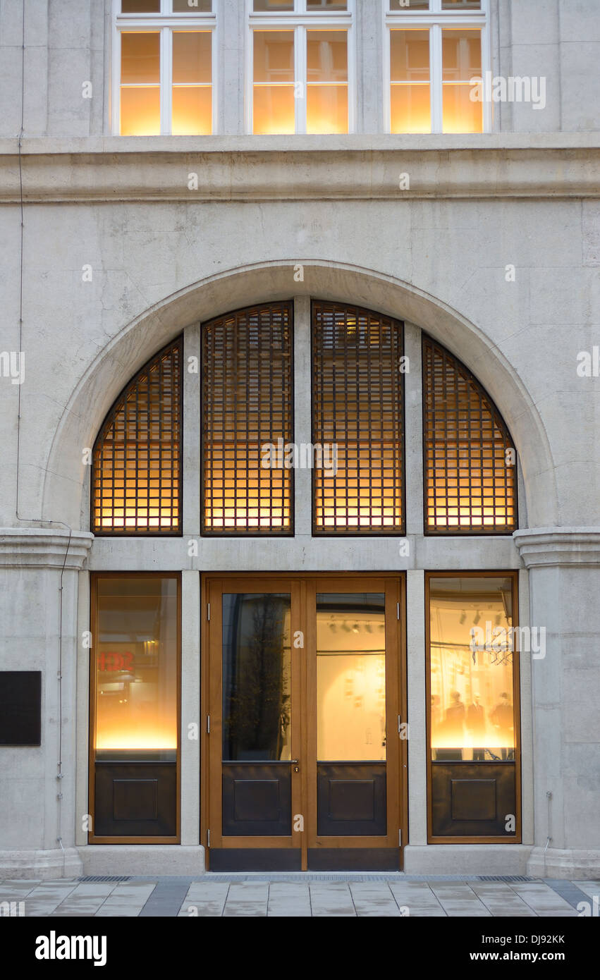 L'architecture moderne d'entrée de l'édifice avec une lumière chaude Banque D'Images