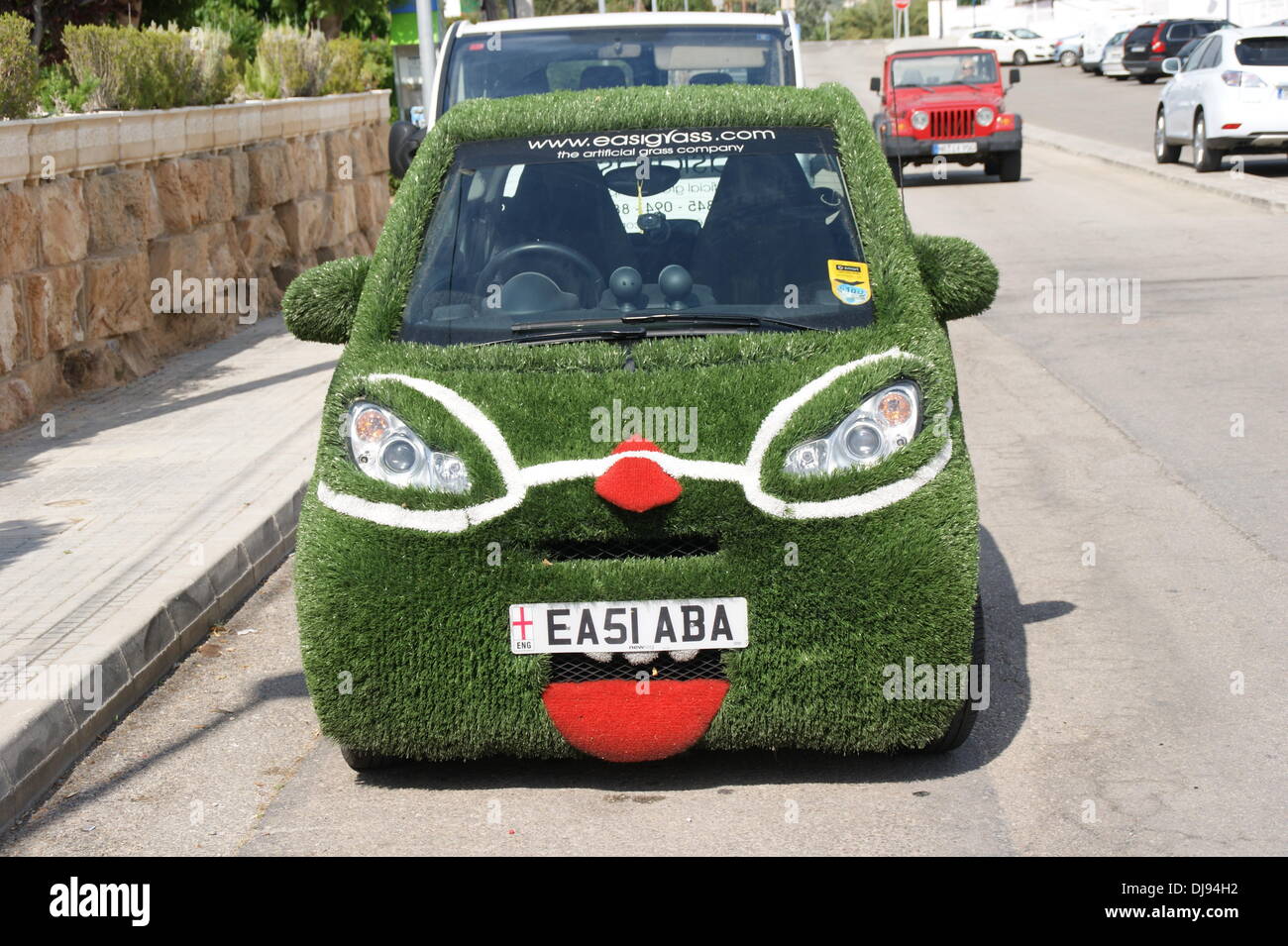 Smart car avec de l'herbe artificielle couvrir dans les rues de Port Andratx, Majorque, Espagne - 08.06.2012 Banque D'Images