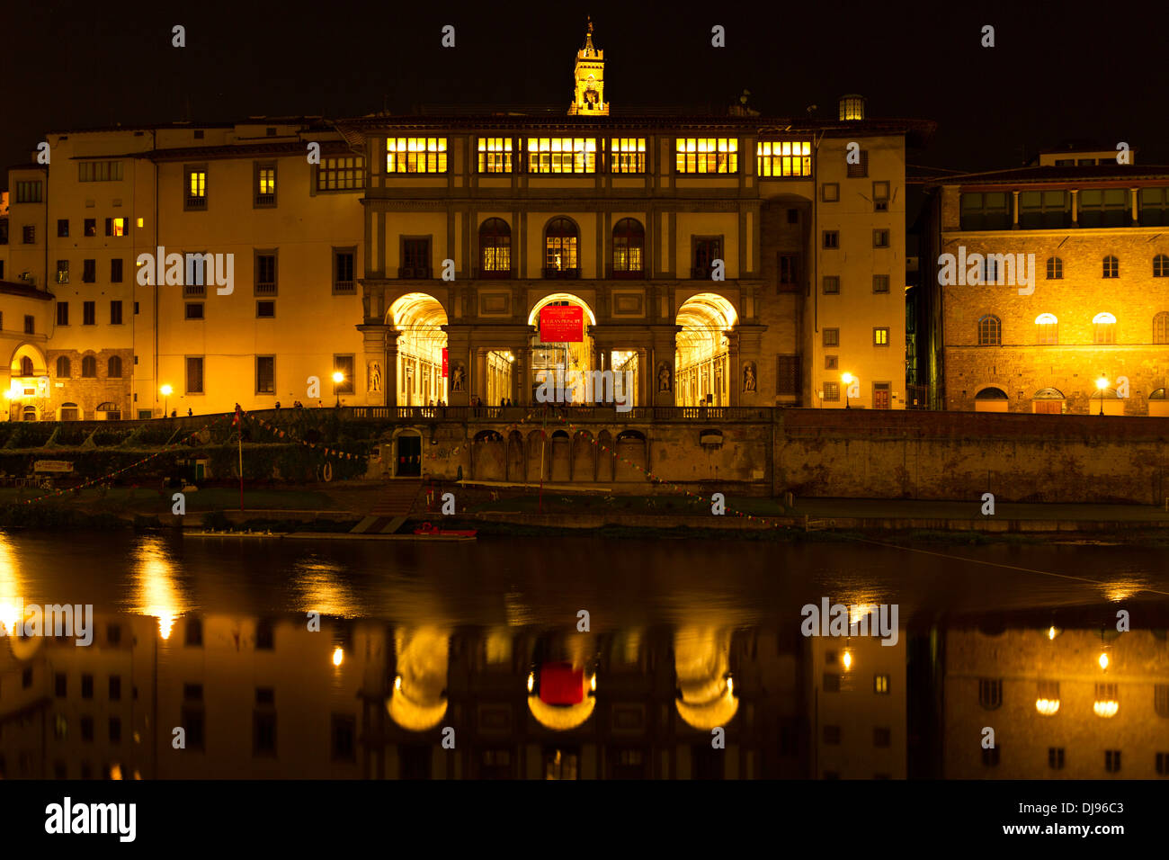 Il Duomo illuminé la nuit se reflétant dans la rivière Arno, Florence, Italie Banque D'Images