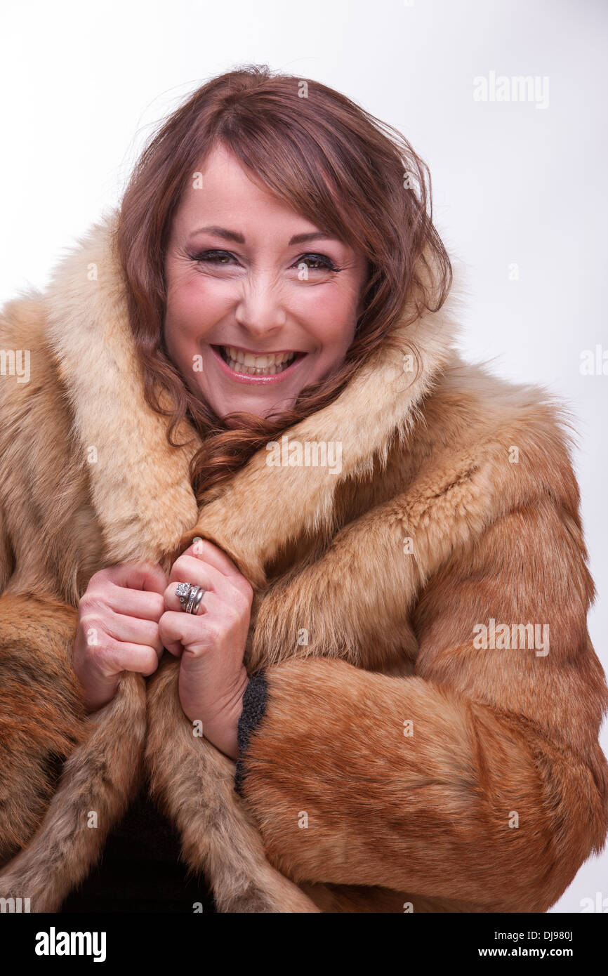 Une dame en manteau de fourrure de chacal Photo Stock - Alamy