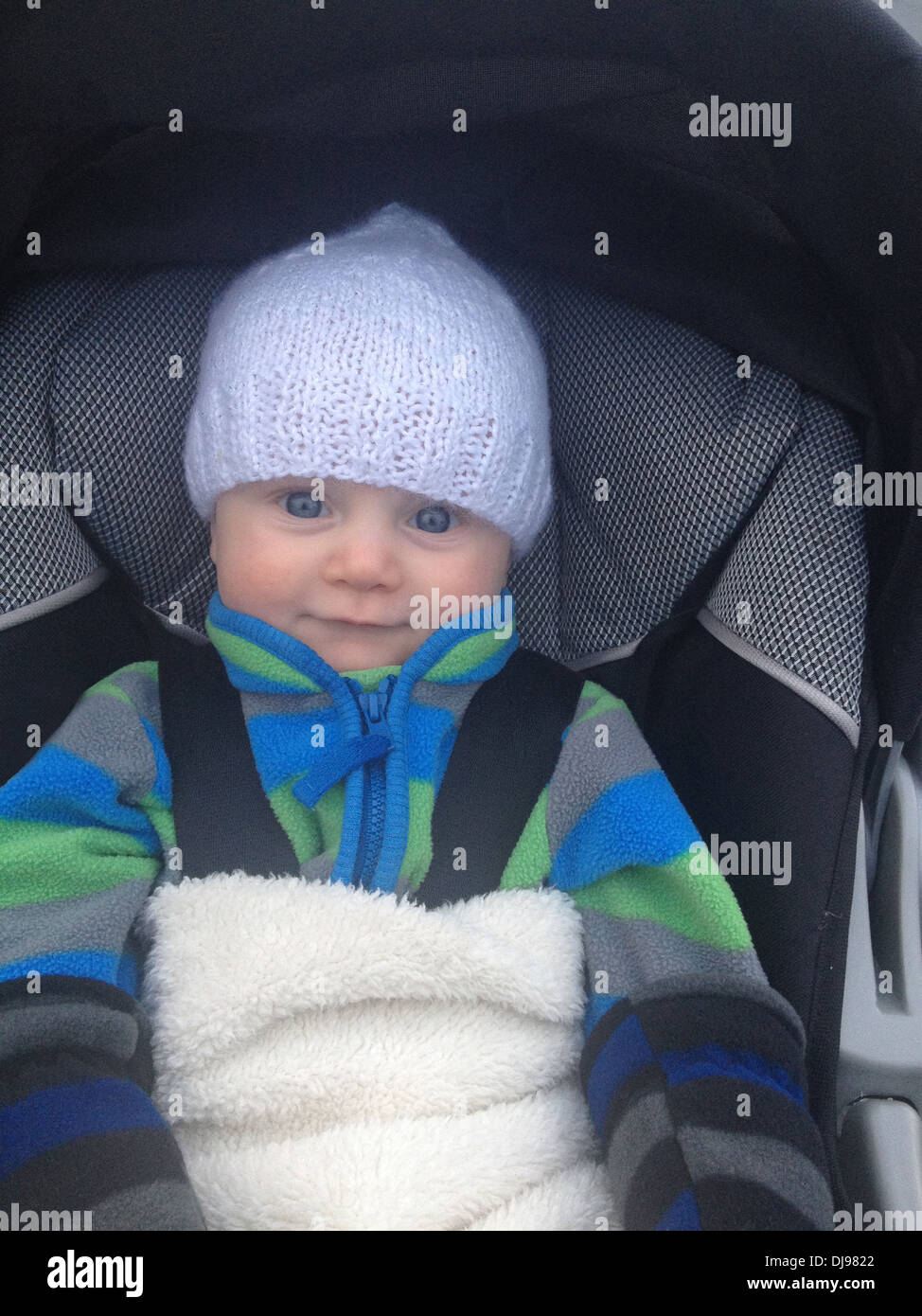 Caucasian baby attachés dans le siège de voiture - Image de stock capturée avec un smartphone