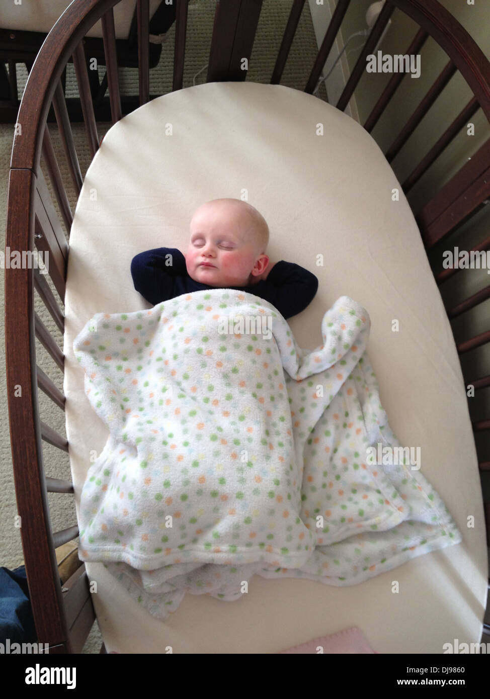 Caucasian baby sleeping in crib - Image de stock capturée avec un smartphone