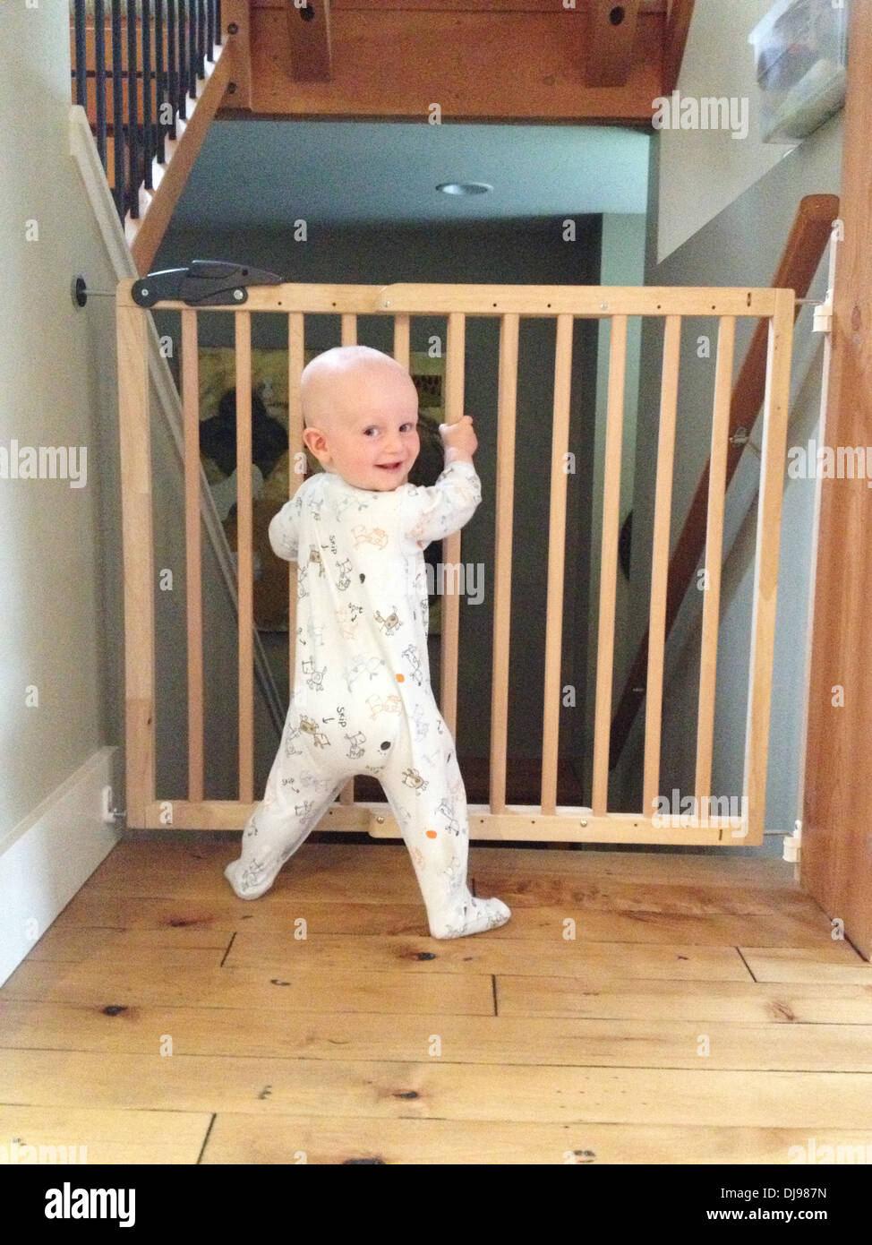 Caucasian baby porte de sécurité - Image de stock capturée avec un smartphone