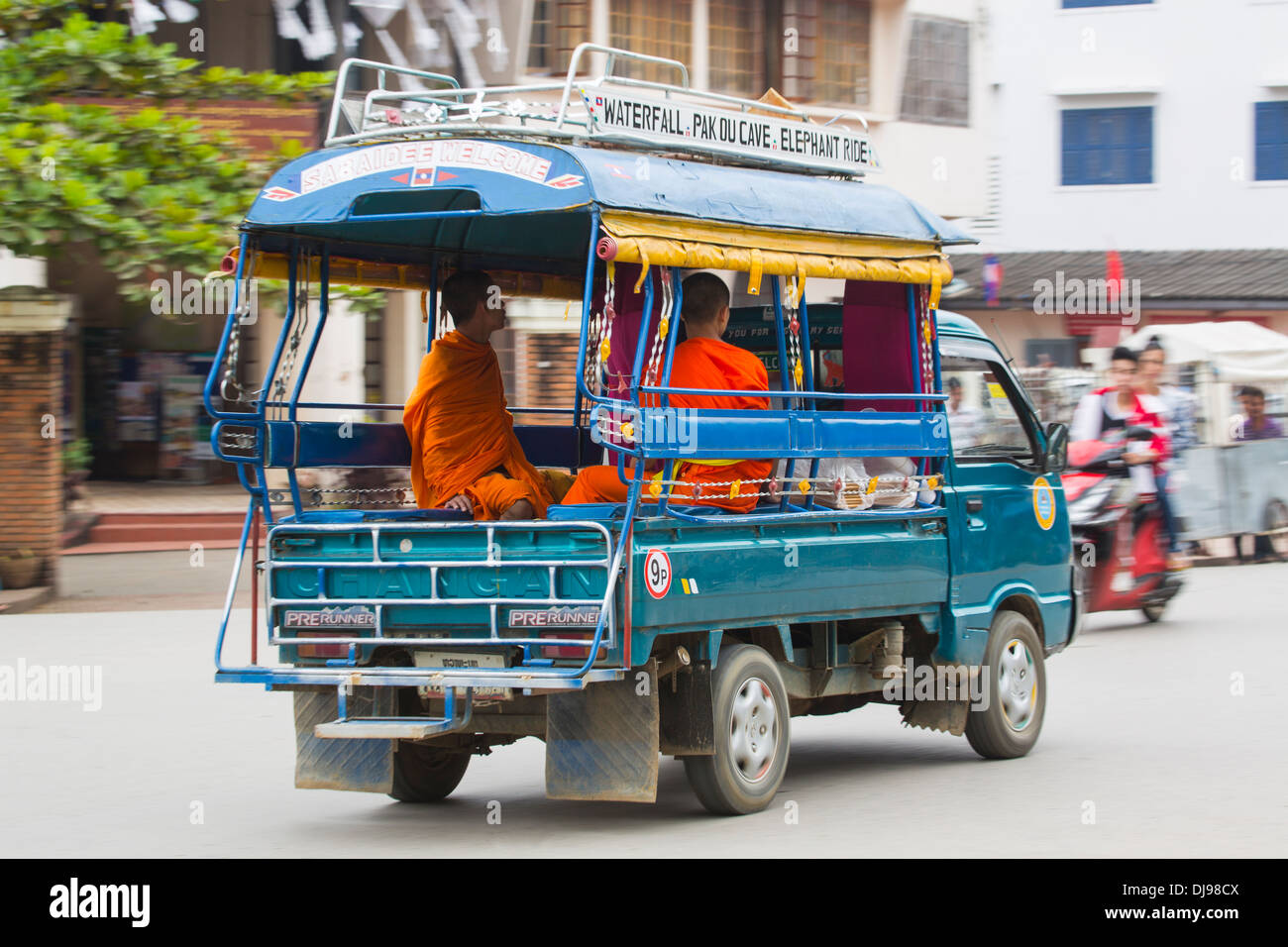 Deux moines billet dans un Tuk Tuk à Luang Prabang, Laos Banque D'Images