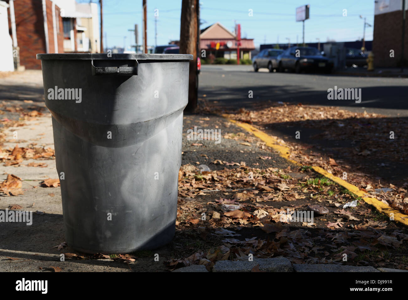 Gargabe bin on street Banque D'Images