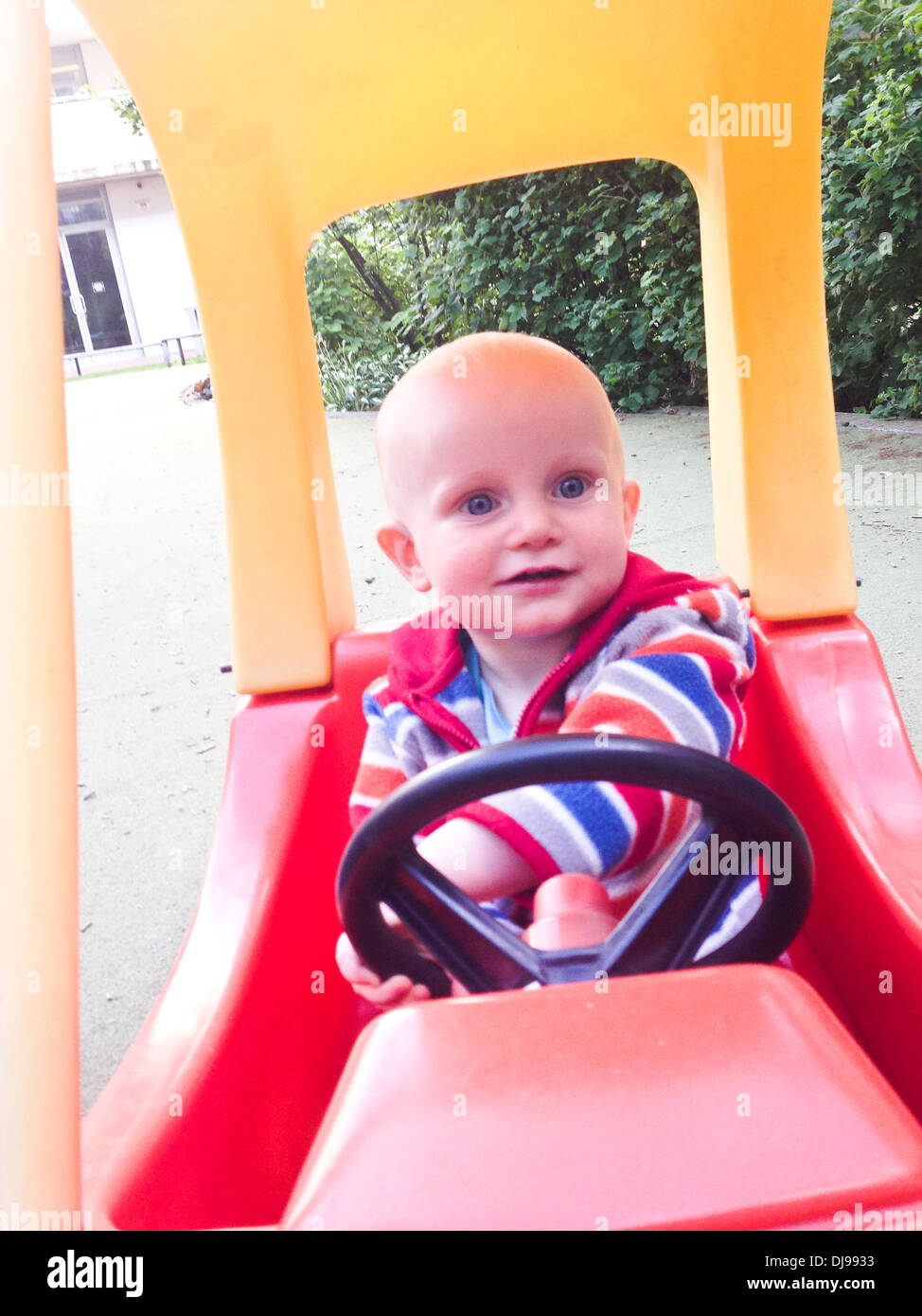Conduite de voiture jouet bébé caucasien - Image de stock capturée avec un smartphone