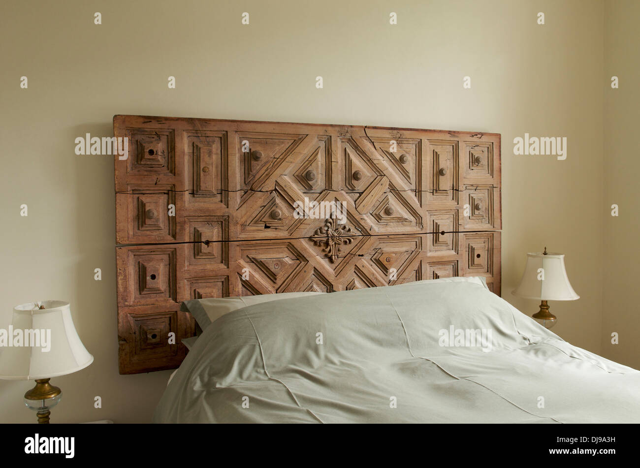 Tête de lit en bois sculpté Banque de photographies et d'images à haute  résolution - Alamy
