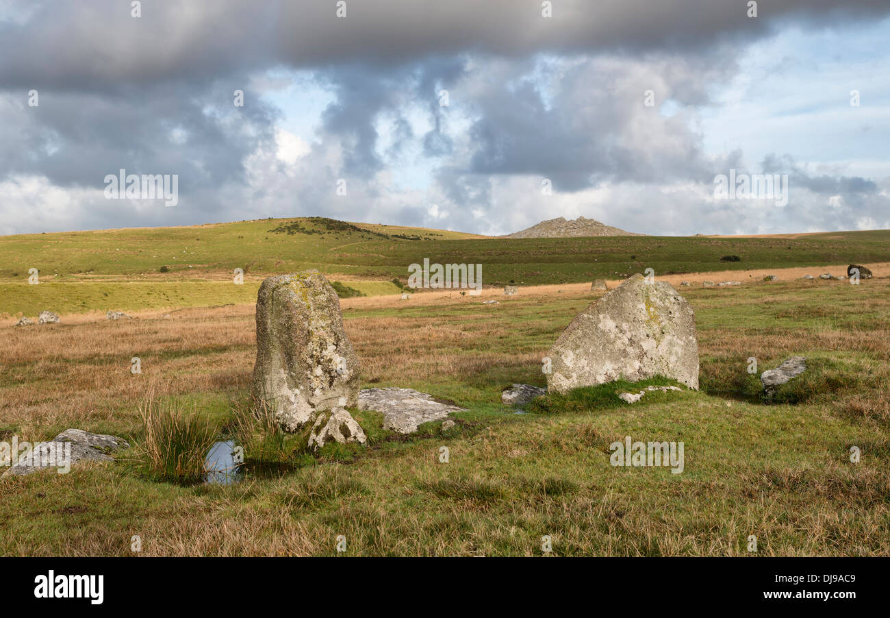 Comité permanent des pierres sur le Stannon RoughTor le cercle de pierre ci-dessous sur Bodmin Moor en Cornouailles Banque D'Images