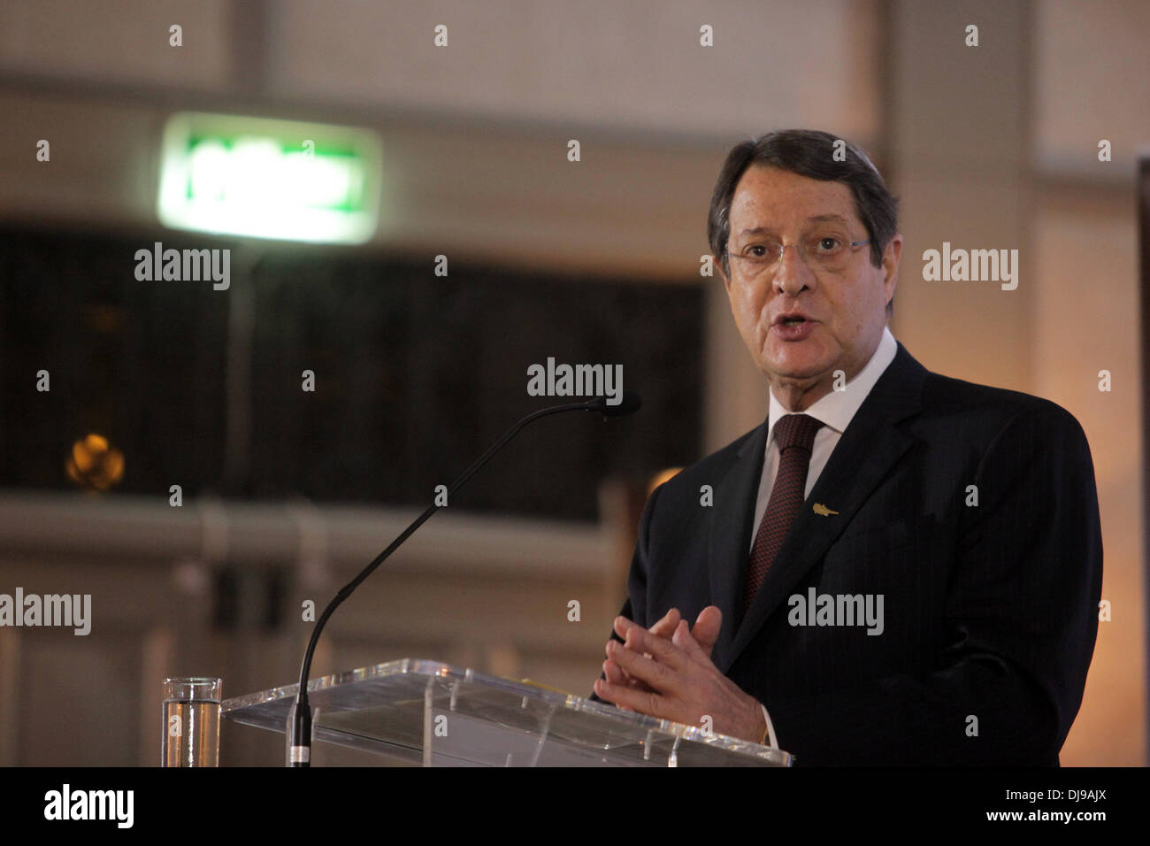 Nicosie, Chypre. 25Th Nov, 2013. Nicos Anastasiades, le président de Chypre, prend la parole lors du neuvième Sommet de Chypre à Nicosie, Chypre, le lundi, Novembre 25, 2013 Credit : Yiannis Kourtoglou/Alamy Live News Banque D'Images