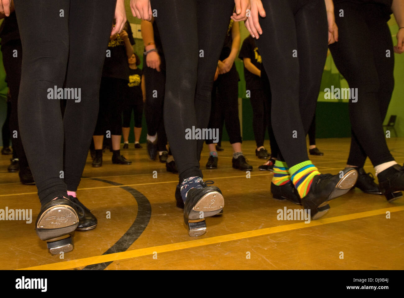Troupe de danse adolescents prenant part à une tapathon synchronisés pour les enfants dans le besoin 2013, Alton, Hampshire, Royaume-Uni. Banque D'Images