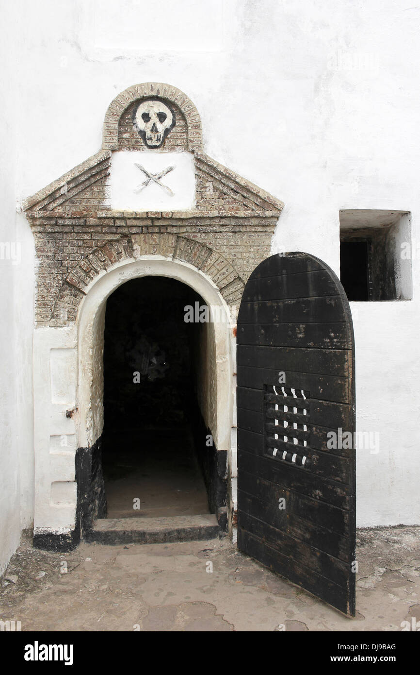 Porte d'un cachot où conduit mal esclaves ont été laissés dans l'isolement - Château d'Elmina, Ghana Banque D'Images
