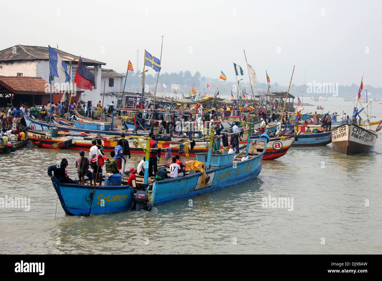 Bateaux de pêche dans le port d'Elmina, Ghana Banque D'Images