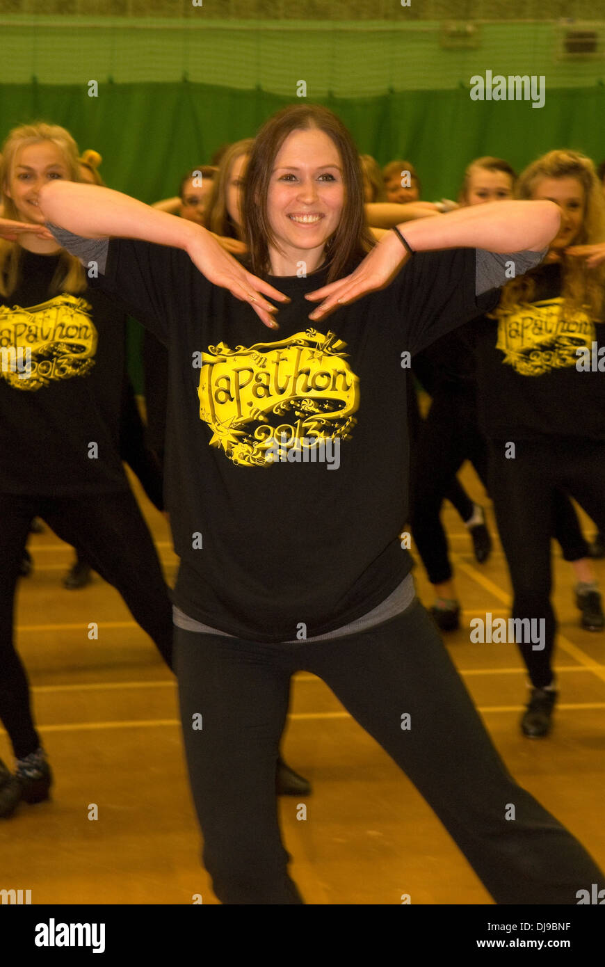 Troupe de danse adolescents prenant part à une tapathon synchronisés pour les enfants dans le besoin 2013, Alton, Hampshire, Royaume-Uni. Banque D'Images