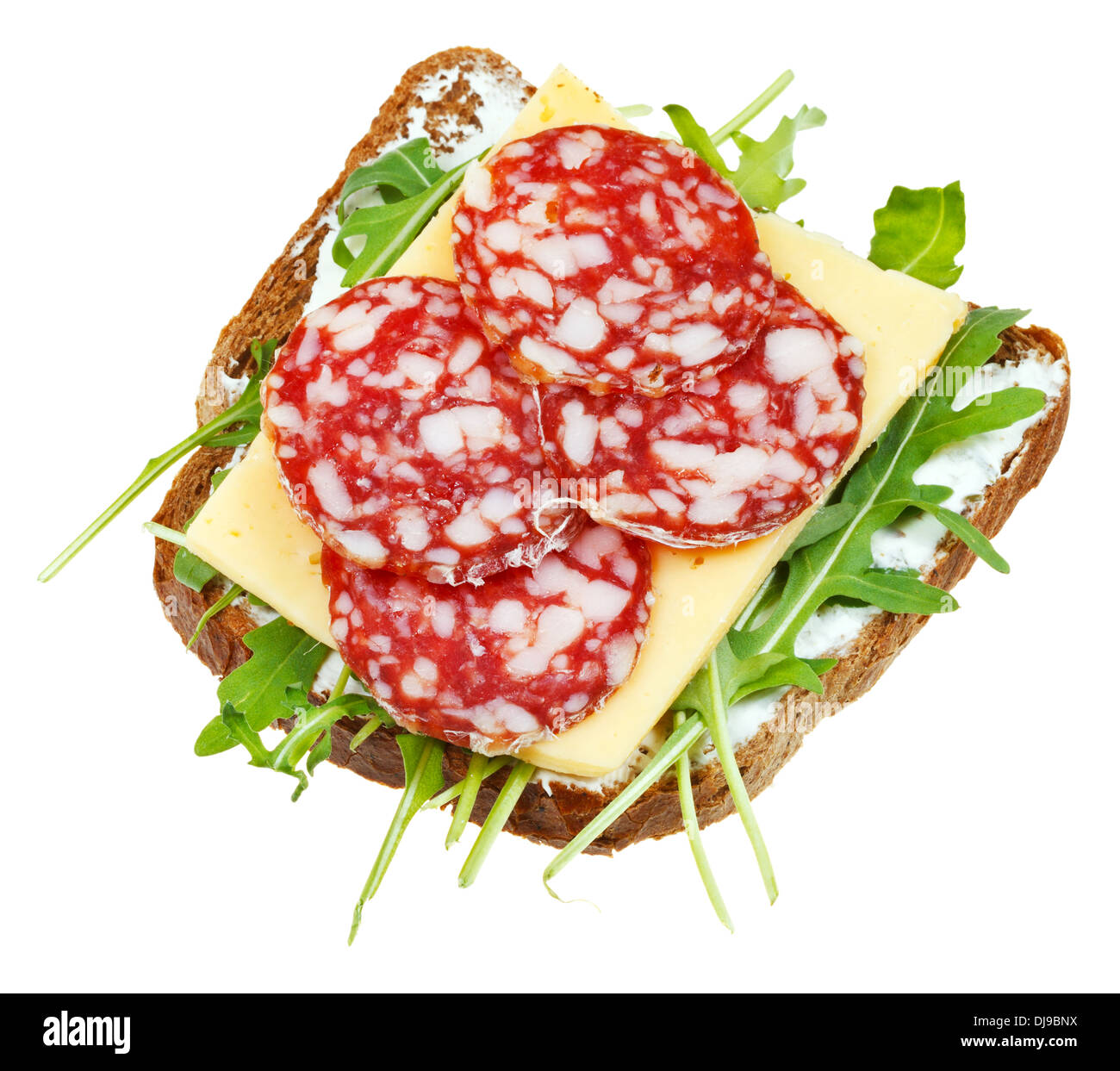 Sandwich de pain de seigle, salami, fromage et roquette fraîche isolé sur fond blanc Banque D'Images