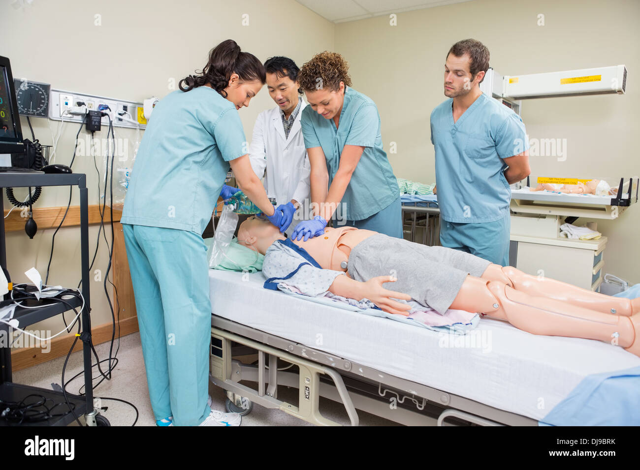 Infirmière Performing CPR on patient factice Banque D'Images