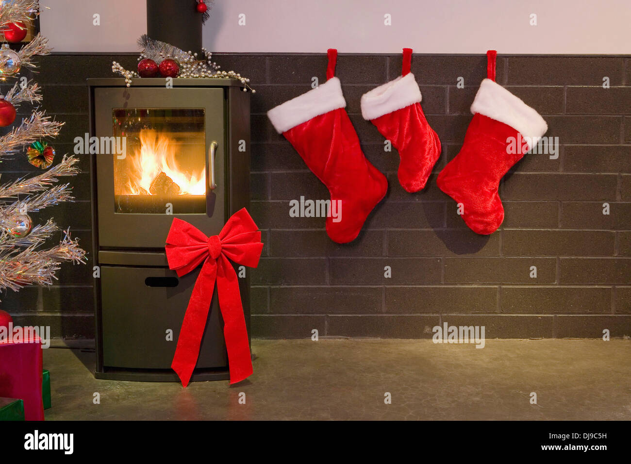 Décoration de Noël bas de cheminée et de guirlandes Bow Tree In Winter Alaska Banque D'Images