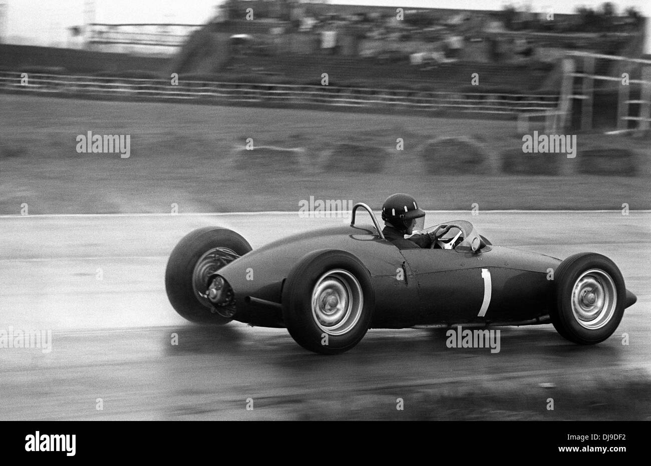 Graham Hill dans une BRM P57 a terminé 3ème dans le XVI BARC 200 Aintree. L'angleterre 22 avril 1961. Banque D'Images