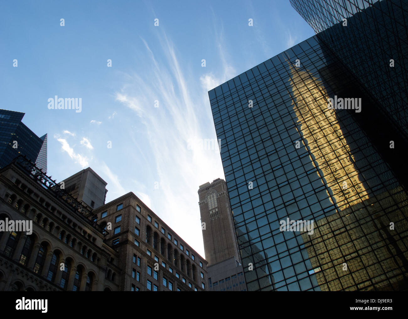 Façade de verre avec reflet de Chrysler building, New York Manhattan,,USA. Banque D'Images