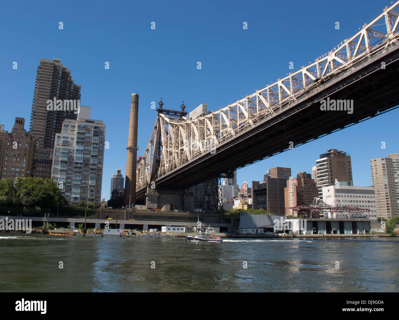 Vue à angle bas du pont Queensboro à Manhattan, New York. Banque D'Images