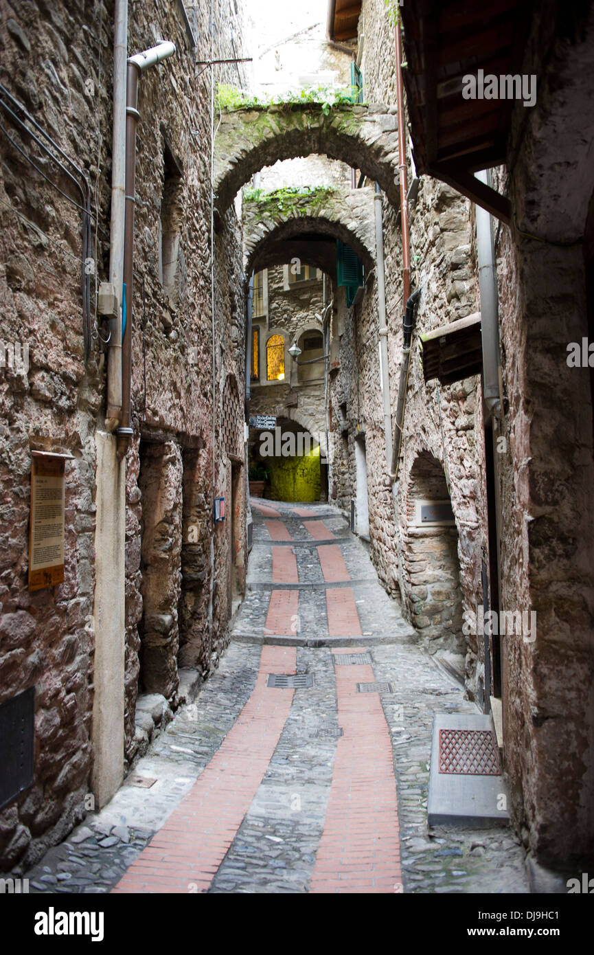Europe Italie Ligurie Dolceacqua Moyen-Âge Val Nervia personne ne voyage à l'extérieur du Château Banque D'Images