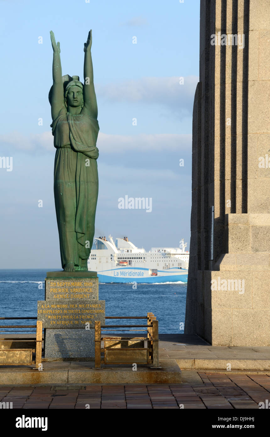 Femme aux bras Levés au Monument Art déco aux Morts d'Orient War Memorial  (1927) et ferry Boat à Vallon des Auffes Marseille France Photo Stock -  Alamy