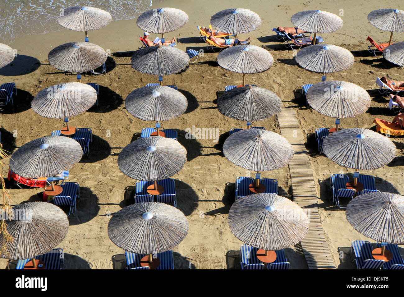 Vue aérienne de parasols, la plage de Georgioupoli sur la partie nord de la Crète, Grèce Banque D'Images