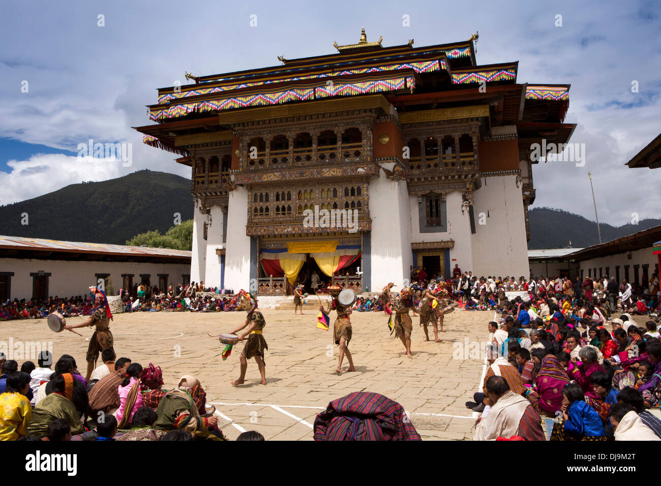 Le Bhoutan, Phobjika, Gangte Goemba Tsechu festival, danseurs dans cour intérieure Banque D'Images
