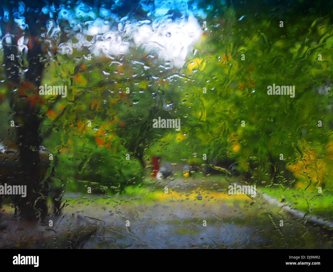 Jour de pluie. Gouttes de pluie sur la fenêtre Banque D'Images