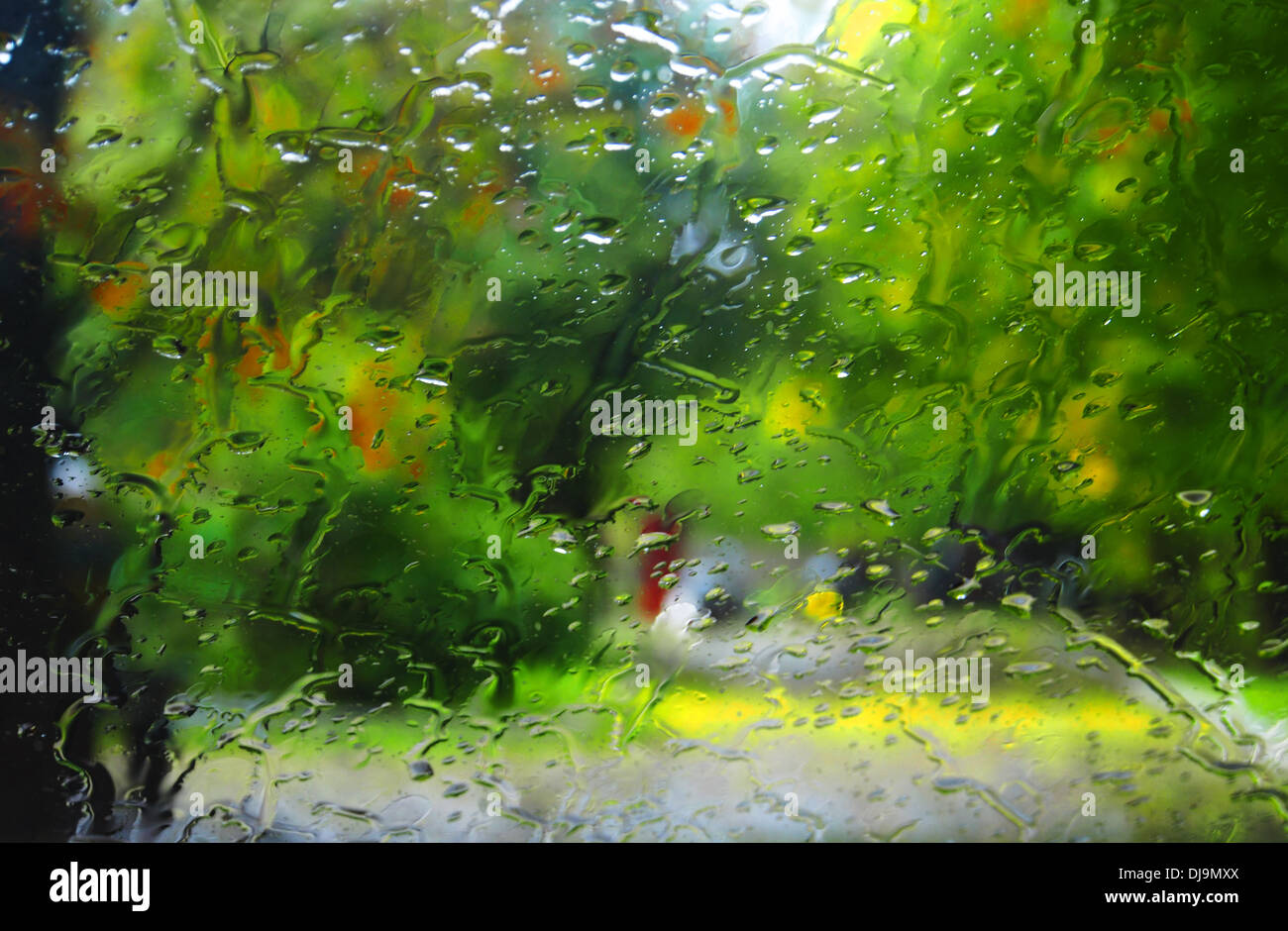 Jour de pluie. Gouttes de pluie sur la fenêtre Banque D'Images