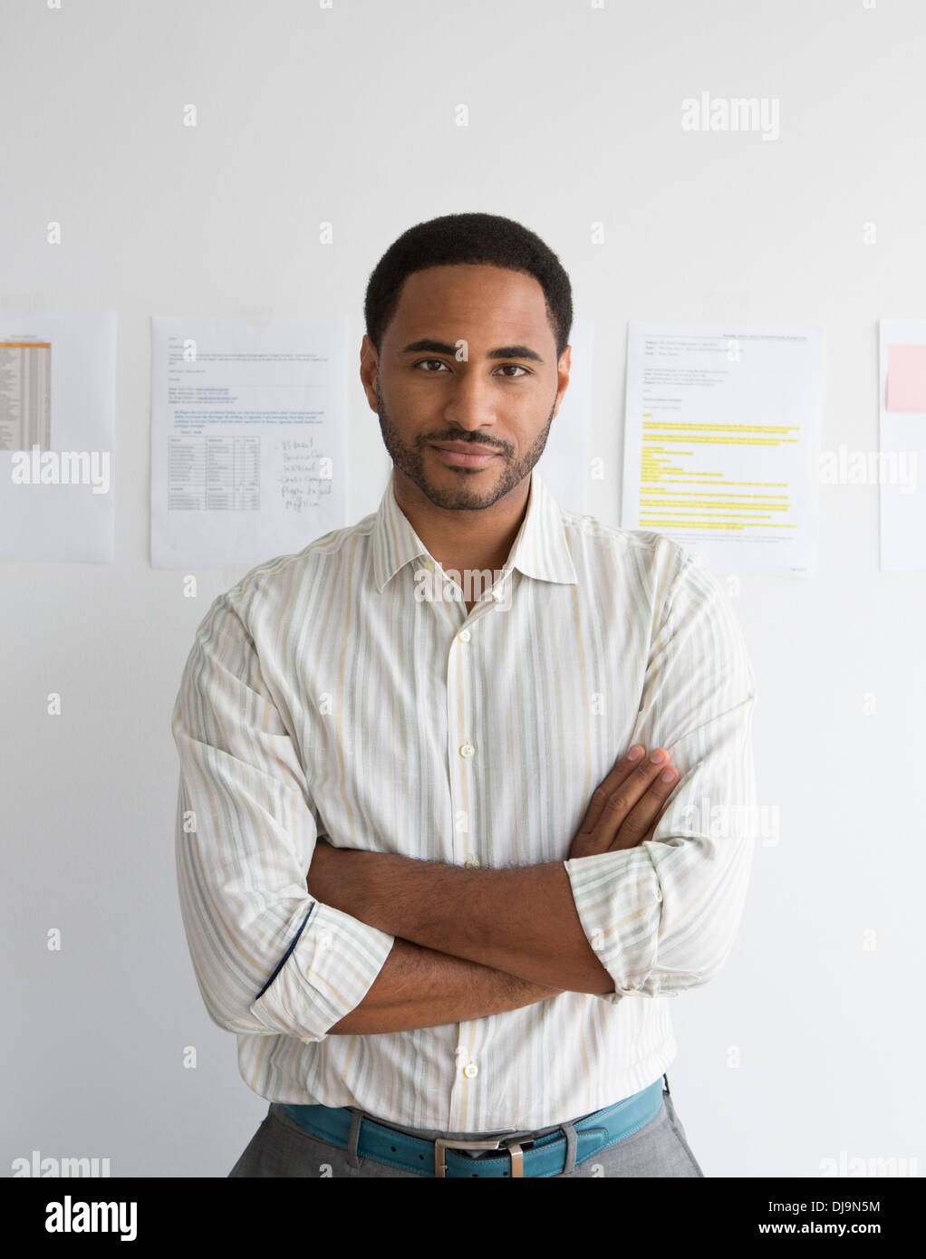 Black businessman standing in office Banque D'Images