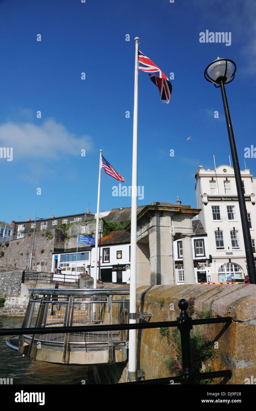 Les Stars and Stripes et Union Jack voler côte à côte au Mayflower Étapes de Plymouth. Banque D'Images