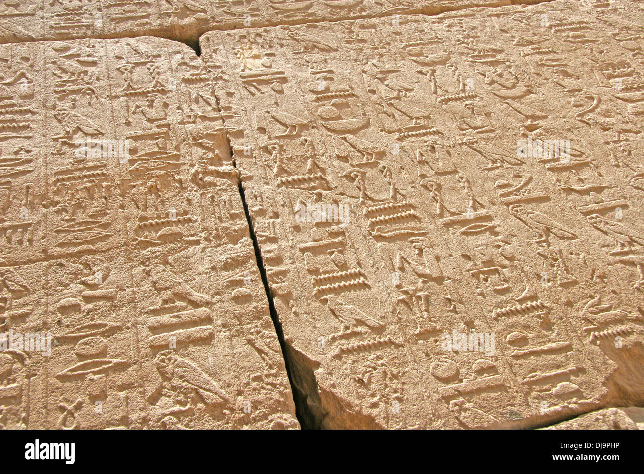 Close up de hiéroglyphes gravés sur les murs en pierre à Karnak, Egypte. Banque D'Images