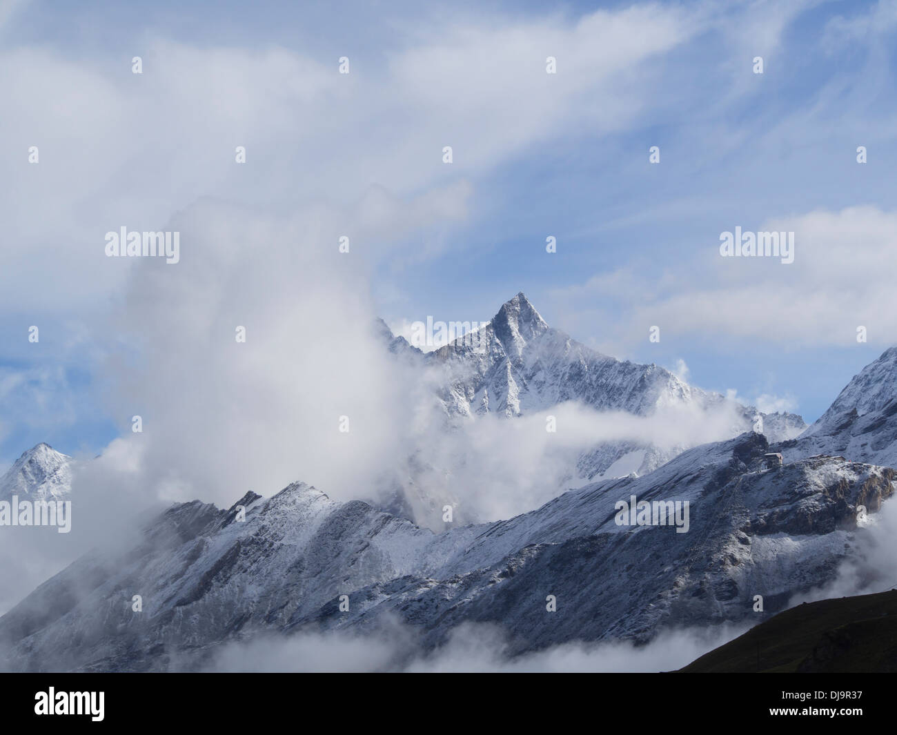 Hautes Alpes, paysage alpin avec des pics de neige montagnes vallées bleu ciel et les bouffées de nuages près de Zermatt suisse en été Banque D'Images