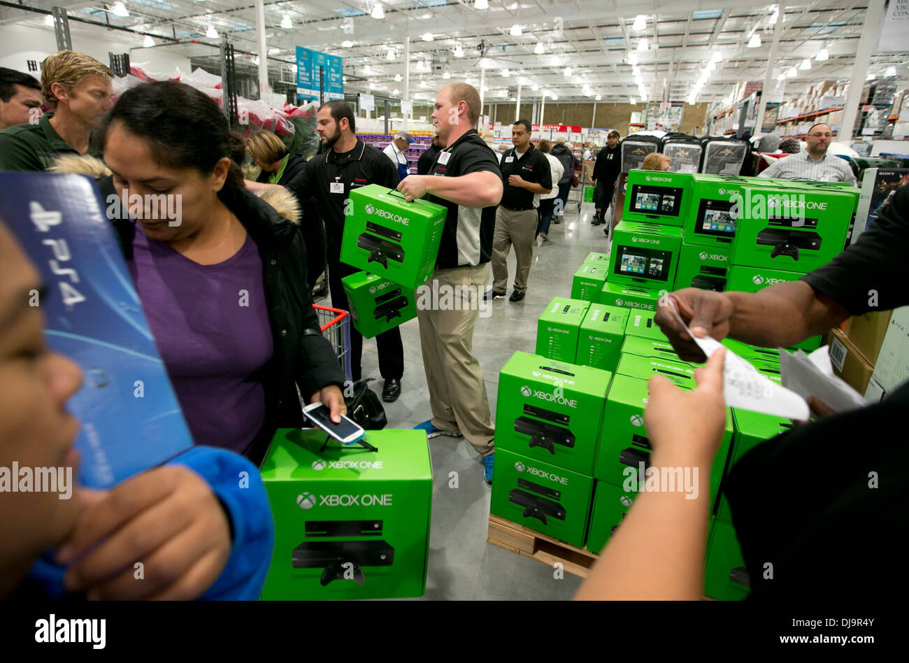 Foule à nouveau magasin costco pour profiter d'une réduction de prix sur la nouvelle XBox One Banque D'Images