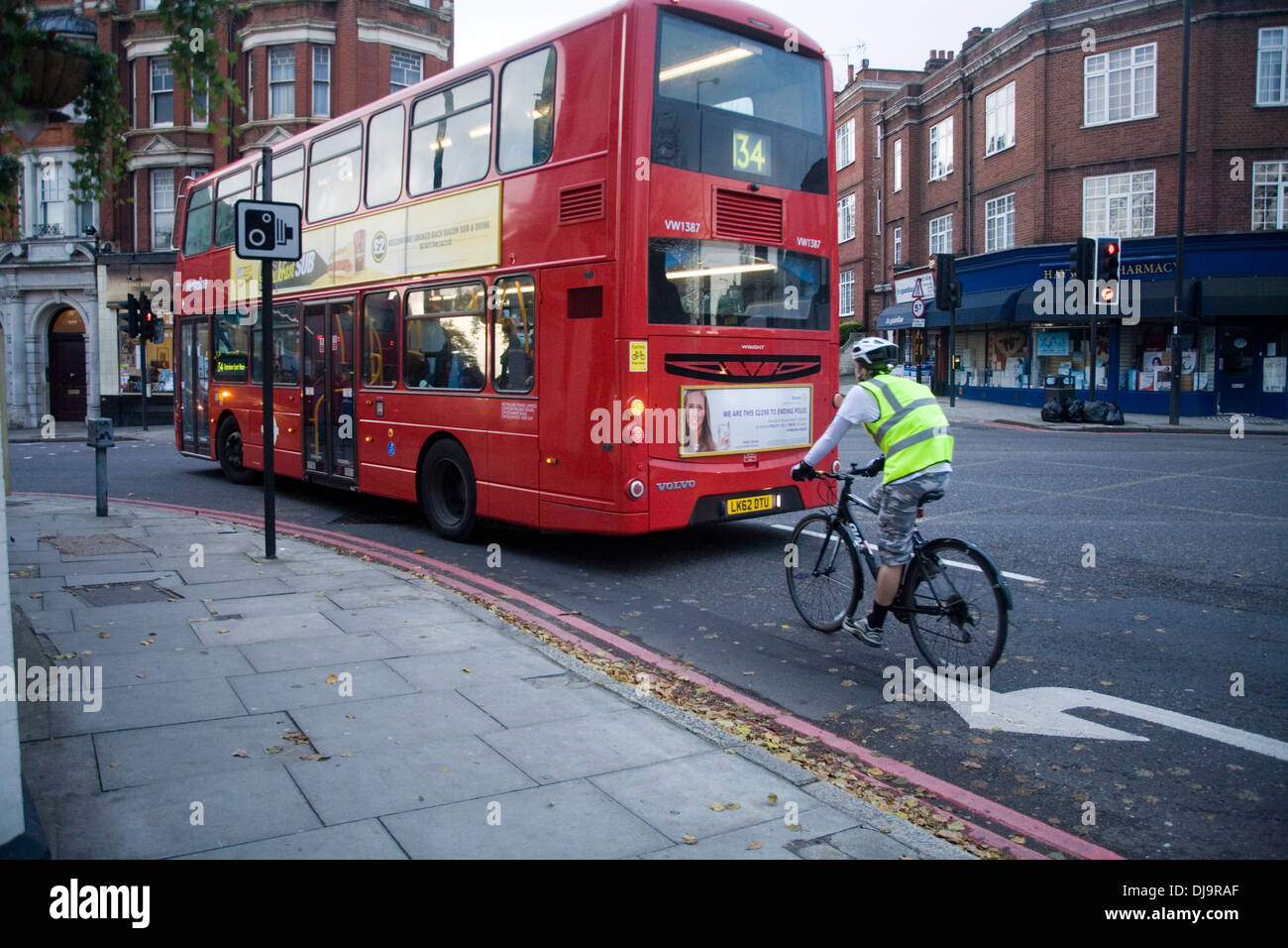 Vélo Cycliste sur route à côté de bus à impériale à Londres Banque D'Images