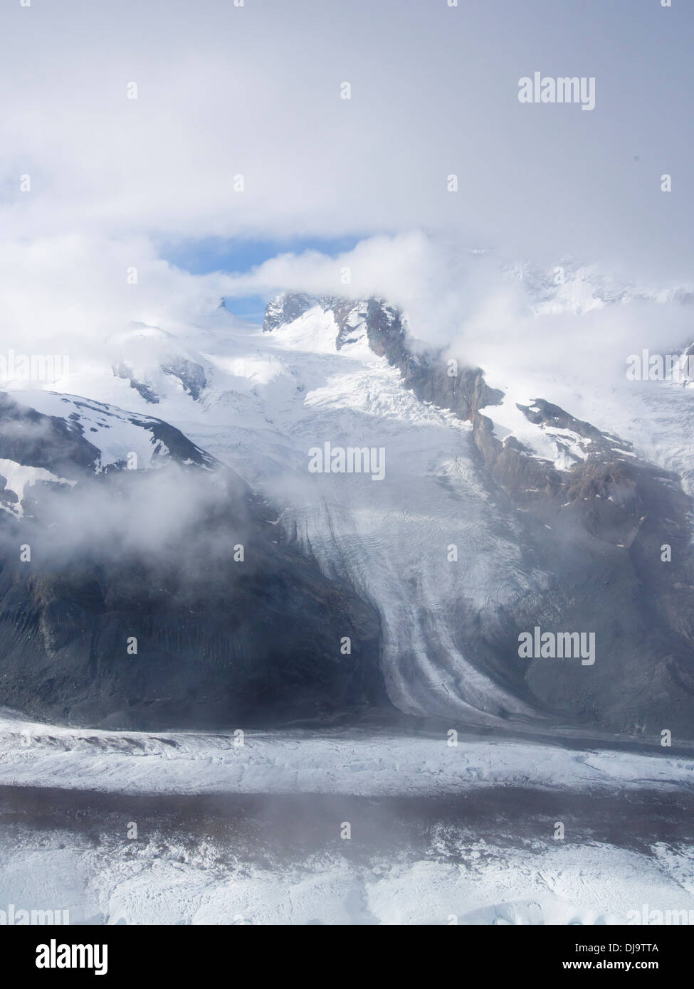 Glacier du Gorner, glaciation alpine, Gornergletscher, près de Zermatt en Suisse, sur la moraine médiane la surface glacée Banque D'Images